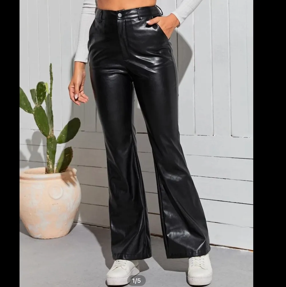 Super fina byxor från shein, tyvärr liite för korta på mig som är 173. Dem är i storlek XS men skulle säga att dem sitter mer som en S . Jeans & Byxor.