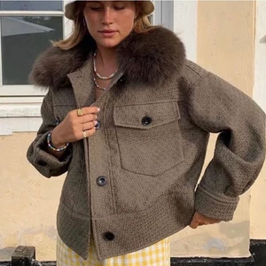 Meotine jacka i storlek xs/s - Säljer en Meotine Charlie jacka i färgen army. Den är du storlek xs/s, men låtar åt S mer. Jag är normal xs och den passar mig jätte fint. Nypris: 2800kr. 