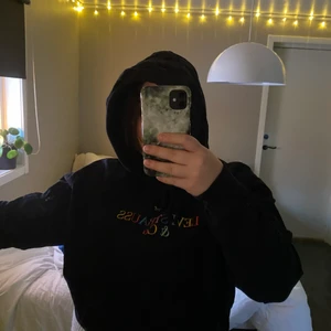 Levis hoodie  - Levis hoodie i storlek M! Synd att den använts men inte så att den är trasig eller förstörd på något sätt! Den är overzised i modellen! En otroligt skön hoodie men tyvärr använder jag den inte så ofta! Köparen står för frakten!😊