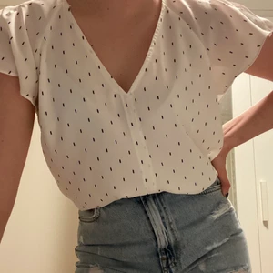 Prickig vit blus - Superfin och gullig vit blus med små svarta prickar. Passar superbra om man vill göra en casual outfit lite mer fancy utan att vara helt finklädd! 🤍