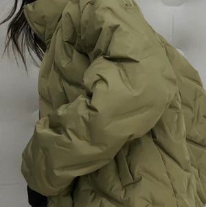 Grön jacka na-kd puffer  - SÖKER 36. Har en 38 o sälja 