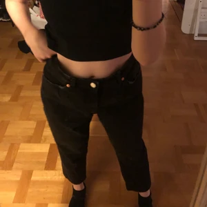 Svarta jeans från Monki  - Svarta, raka och högmidjade jeans från Monki. (Taiki high waist balloon leg) Knappt använda. Storlek 29, motsvarar typ storlek 38-40. Ordinarie pris från sidan är 400kr. Fler bilder finns! Köpare står för frakt.