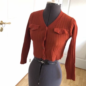 En fin topp/tröja av en brun nyans - Nyskick, en topp/tröja från Thailand. Det står ingen storlek men den passar dig som bär Xs/S💕