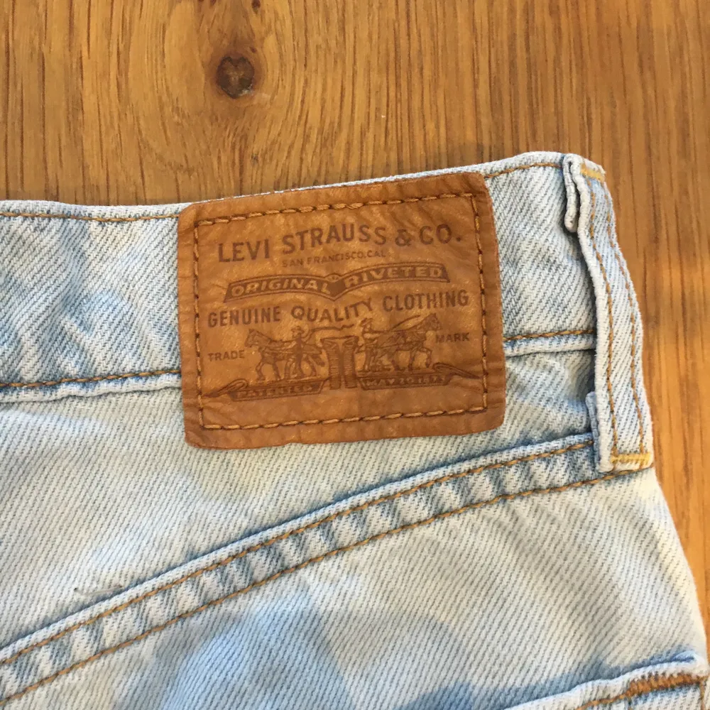 säljer nu mina levis jeans som nu är för små. Jag köpte dem på carlings för 1100 kr och säljer dem nu för 400 kr. Har inget kvitto, för mer frågor och bilder skriv då!. Jeans & Byxor.