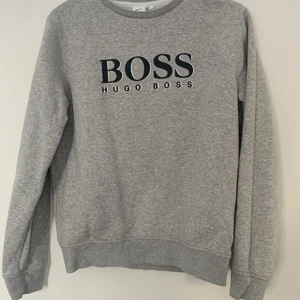 Boss sweatshirt  - En vanlig grå sweatshirt från märket Hugo boss som är köpt för ett halv år sedan för 900kr i storlek s men fungerar som xs, skriv för fler bilder