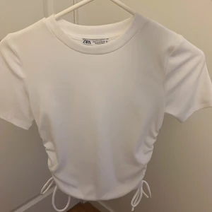 Vitt topp från Zara - En jätte fin vit topp från Zara i fint skick💕💕