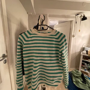 Zara stickad tröja - En jätte snygg tröja från zara!💗 Använd ett få tal gånger. Tröjan är köpt för runt 500kr. Den är i storlek m men skulle säga att den är mer som s. Det finns inga skador på tröjan. Kontakta mig om ni är intresserade. I Köparen står för frakt.❤️💕😊