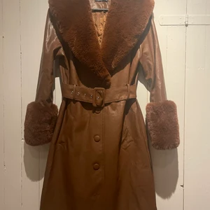 Penny coat - En brun, mjuk kappa med pälskrage och muffar! Aldrig använd❤️ säljer pågrund av att jag har en annan som är för lik. Helt slutsåld!! Ursprungspris: 3247 kr. 