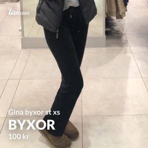 Gina byxor  - Säljer mina svarta gina byxor, snöret är tyvärr borta, annars inget fel med de, har även ett par beige i st xs båda för 150kr