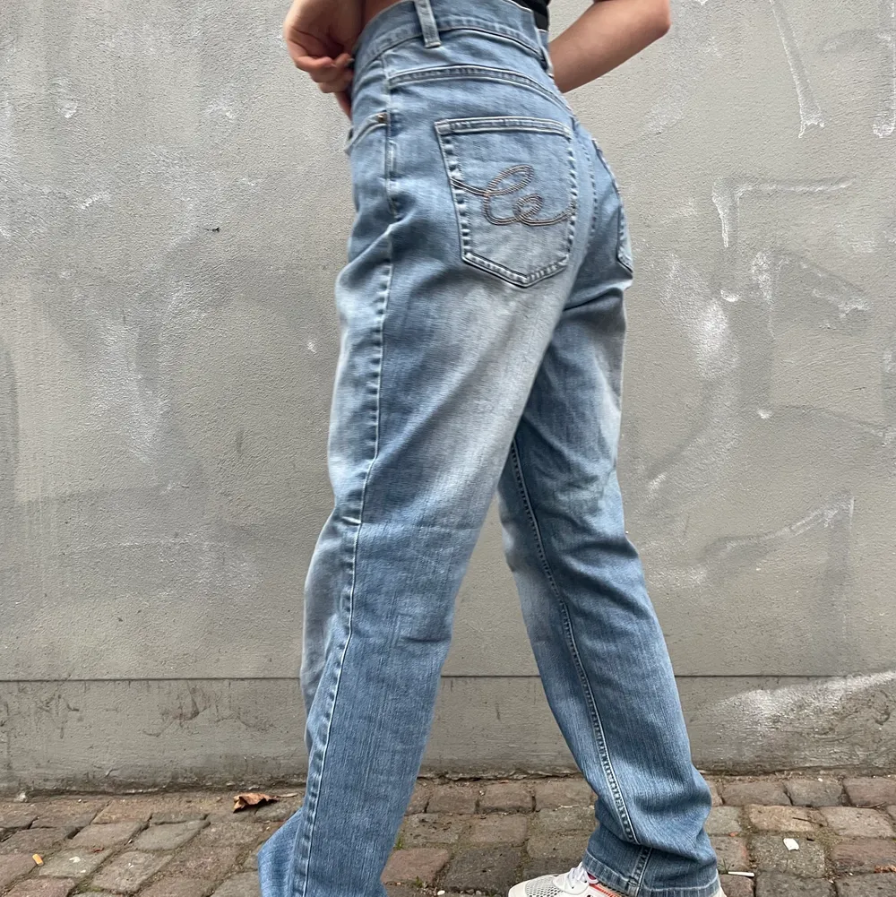 Coola lågmidjade jeans, straight leg, pösiga!!😍💙 storlek midja: 95 cm Innerbenslängd: 85 cm . Modellen på bilden är cirka 170 cm, de är najs och långa!!!. Jeans & Byxor.