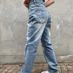 Coola lågmidjade jeans, straight leg, pösiga!!😍💙 storlek midja: 95 cm Innerbenslängd: 85 cm . Modellen på bilden är cirka 170 cm, de är najs och långa!!!