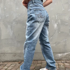 Lågmidjade jeans  - Coola lågmidjade jeans, straight leg, pösiga!!😍💙 storlek midja: 95 cm Innerbenslängd: 85 cm . Modellen på bilden är cirka 170 cm, de är najs och långa!!!