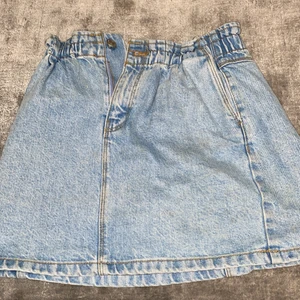 Storlek 140 - Fin blå jeans kjol! Storlek 140. Köpte den för ungefär 199kr men säljer för 50kr. Man kan inte endra storleken i midjan men den är väldigt töjbar i midjan! BUDA!!!