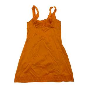 Söt orange kort klänning med diamant och spetstdetaljer!😍🟧🧡💛✴️