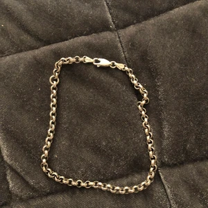 Fot armband - Fot band! Köpte för typ 4 år sedan , så minns inte vart den är ifrån ! I äkta silver !!