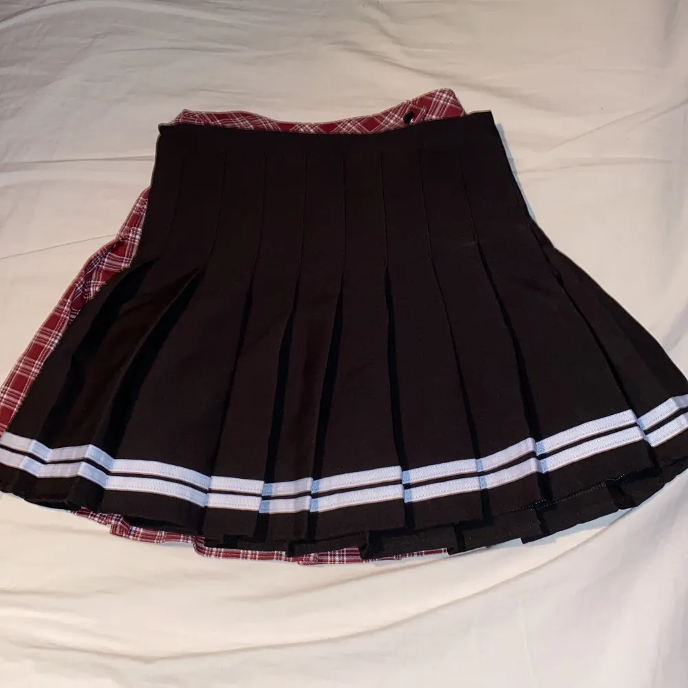 båda är (Stl S), finns shorts under den svarta kjolen men inte den röda, . Kjolar.
