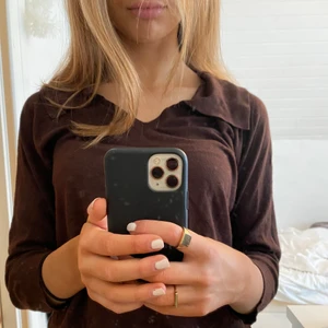 Brun tröja  - Säljer min bruna tröja som jag köpt på sellpy, den är i mycket gott skick! Det står att det är storlek L men jag skulle säga att den även passar S-M🤎 Skriv om du har någon fråga eller vill se tydligare bild 