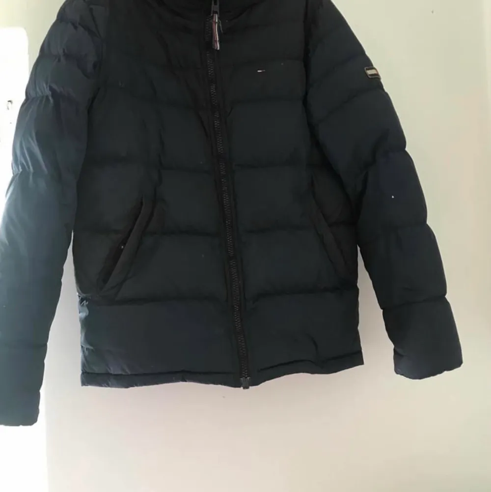 Vinterjacka från Tommy hilfigher, i storlek M. Har ett litet hål vid högra armen på bilden som man kan se vid bild 1, för en närmare bild, se bild 2. Jackan har ingen luva. Kan mötas upp i Stockholm men det beror på vart. Vid frakt tillkommer 100 kronor.. Takit.