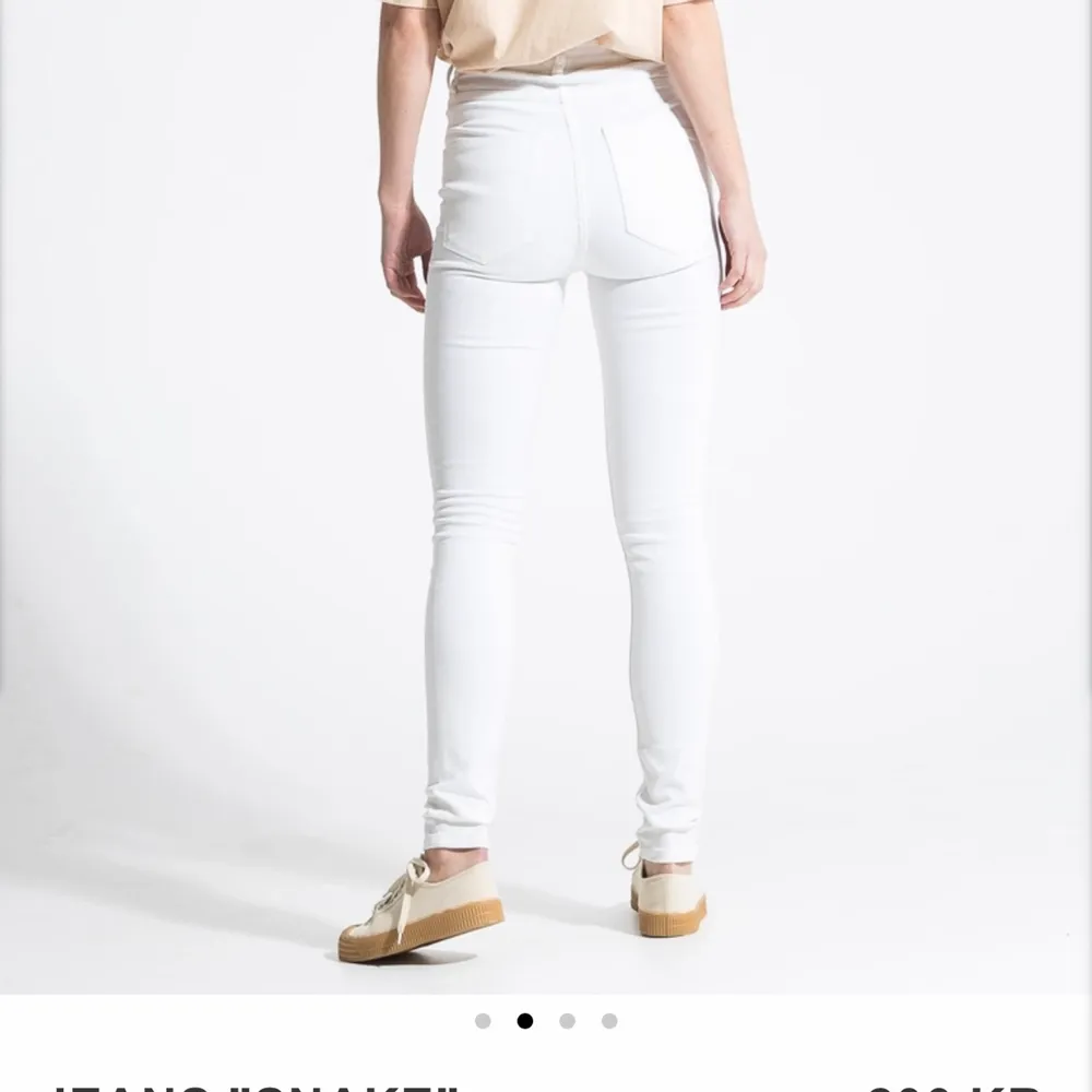 Vita jeans från lager 157 använt ca 3 gånger storlek XS. Jag är då 161 lång och dom är väldigt bra längd och väldigt stretchiga. . Jeans & Byxor.