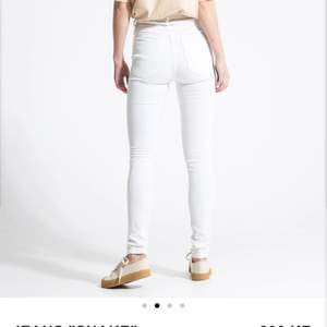 Vita jeans från lager 157 använt ca 3 gånger storlek XS. Jag är då 161 lång och dom är väldigt bra längd och väldigt stretchiga. 