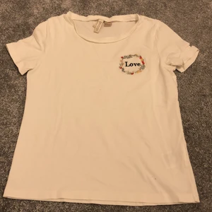 Hej säljer en tröja då den är för liten  - Hej säljer en tröja från H&M då den är för liten den har ett märke på ena sidan av tröja och är ganska liten