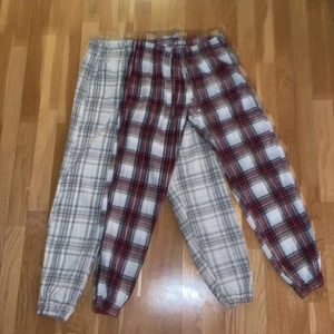 Rutiga Pyjamasbyxor i flanell - Säljer dessa super fina flanell pyjamasbyxor då dom är lite för korta för mig! Skick som ny:) 60kr styck eller köp båda för 100kr! Skriv till mig för mer information 