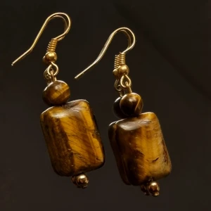 Kristallörhängen (tigeröga)  - Örhängen med tigersöga. Köpte dem på en kristallbutik men de kom aldrig till användning. Använt en eller två gånger bara. Skriv om du har frågor!💕