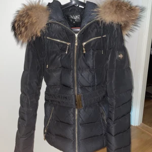 Hollies jacka, äkta päls  - Storlek 36, fint skick, går att ta bort pälsen och bandet 