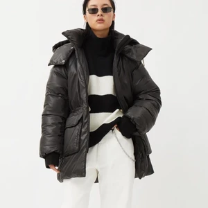 Weekday Pufferjacket - Stor pufferjacket från Weekday! Köpt förra vintern men inte använd speciellt mycket så är i väldigt bra skick. Finns band inuti jackan så att man kan dra åt midjan💖 Nypris ca 1100. Skriv för fler bilder!!