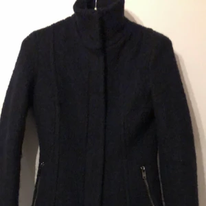 Marinblå ullkappa inköpt förra året  - Ullkappa Marinblå med krage storlek small. Inköpt förra året på HM för 699:- varm fin men använder den knappt 