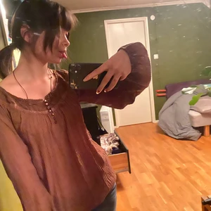 jättesöt brun blus!  - Kommer inte ihåg vart jag köpt den. Den är i bra skick! Väldigt vacker med blomdetaljer och knappar!