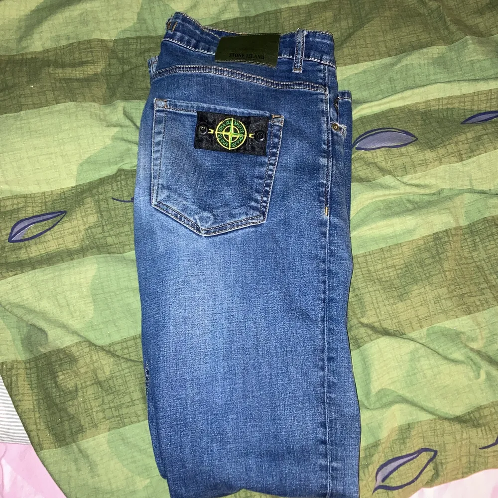 Fräscha stoneisland jeans, strlk W34 L32. Säljer pga för stora för mig. Nypris 2500 kr. Jeans & Byxor.