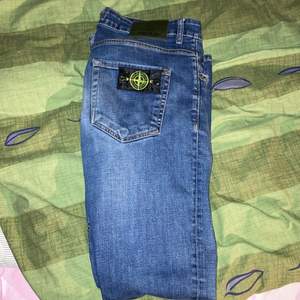 Fräscha stoneisland jeans, strlk W34 L32. Säljer pga för stora för mig. Nypris 2500 kr