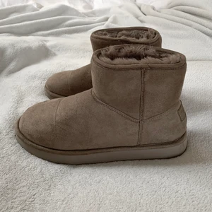Uggs - Så fina gråbruna Uggs-liknande skor från Pull & bear! Köpta för något år sen men är bara använda någon enstaka gång och är som nya 🤎