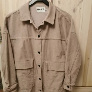 Skjortjacka från nakd strl xs - Beige manchesterskjorta från Na-kd strl XS. Slits i sidan och tryckknappar. Oversized. Köparen står för frakten ☺️