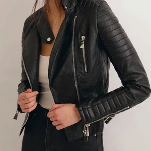 Skinnjacka  - Andvänt 1-3 gånger annars helt ny köpt från hemsidan