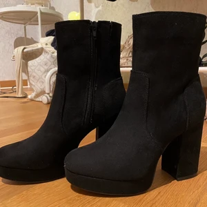 ONLY stövletter stl 37 - Ett par svarta stövletter från ONLY. Storlek 37 och är väldigt bekväma. Klacken är 9 cm lång. De är helt oanvända jag har endast testat dem. Mycket bra skick och passar väldigt bra till vinter och höst.