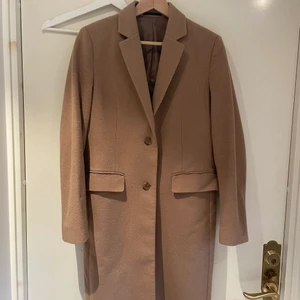 Kappa 90% ull, 10% kashmir  - Superfin beige kappa som iprincip är oanvänd , säljer den då den har blivit för liten. Den är gjord i 90% ull och 10 % Kashmir så det är superbra kvalite.  Har bilder på hur den ser ut på om du vill se!