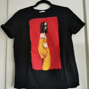 Oversized t-shirt från Zara - Oversized t-shirt från Zara med fint motiv. Storlek M. 