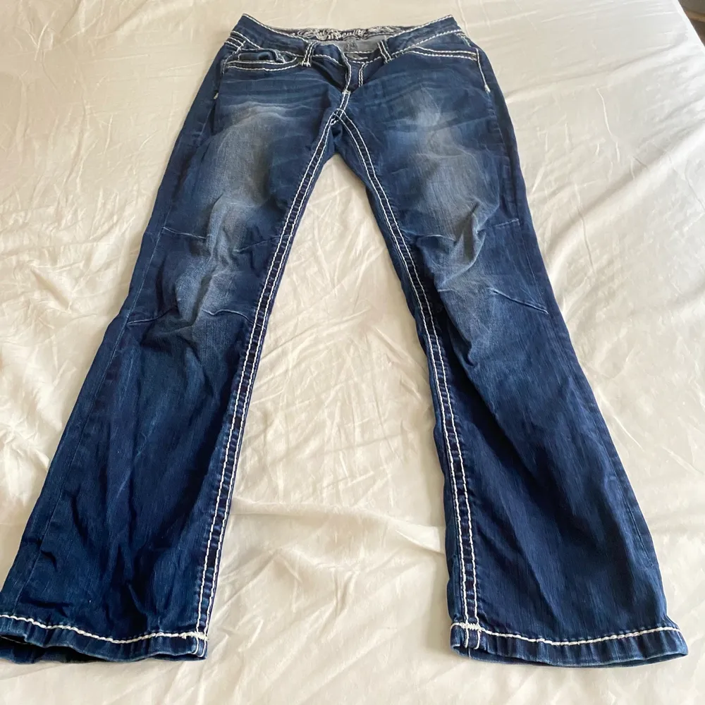 Så snygga blåa jeans i storlek 28/30. Lite korta på mig som är 168. Köpare står för frakt annars möts jag gärna i Stockholm. Skriv privat för eventuella frågor💗. Jeans & Byxor.