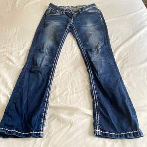 Så snygga blåa jeans i storlek 28/30. Lite korta på mig som är 168. Köpare står för frakt annars möts jag gärna i Stockholm. Skriv privat för eventuella frågor💗