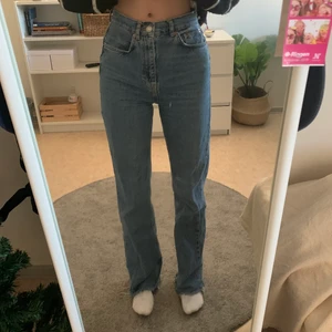 Långa jeans - Säljer nu mina låååånga jeans från pull&bear då de inte kommer till användning😊 Jag är 181 och då är långa på mig (!!!), går självklart också att klippa av om man vill ha de kortare!❤️ Kontakta för frågor🥰