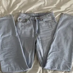 Jeans från weekday i modellen Rowe🤍 storlek 27 / L34🤍 inprincip oanvända 