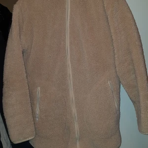 Skön vinter jacka - Säljer min sköna höstjacka den är så skön men den kommer inte till användning längre den är använd men inte smutsig och har inga skador alls helt ny liksom kom dm för flera bilder på den(KÖPAREN STÅR FÖR FRAKTEN)