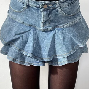 Y2k kjol - Säljer den här snygga Y2K kjolen. Perfekt att matcha med ett par höga boots nu till vintern. ❄️ Du står för frakten❤️