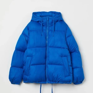 Blå pufferjacka!! - Säljer denna fina blå pufferjackan från H&M!! Jackan har använts en gång så den är i nyskick. Strl M och sitter oversized, gratis frakt. Om ni har någon fråga så skriv gärna privat!!💙💙💙