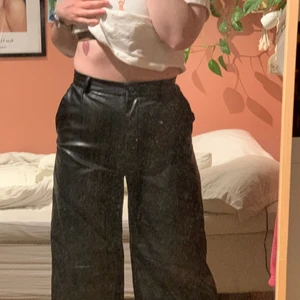 Byxor i veganskt läger  - Säljer mina läder byxor fån weekday. Så snygga och knappt använda och super bekväma. Hör av dig om du har fler frågor!❤️🌸 nypris 700