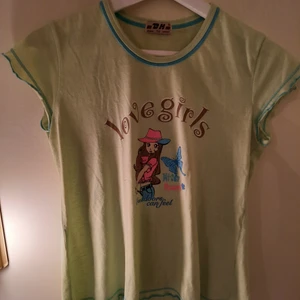 Cool tisha - Söt t-shirt i fina färger! En liten tråd e sönder längst ner till höger, men inget som påverkar plagget🥰 Kan mötas i Stockholm eller frakta ❤