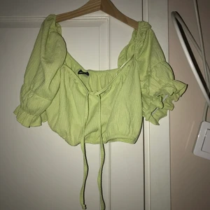 jättesöt kort tröja  - jättesöt grön kort tröja! passar flera olika stilar! och är väldigt smickrande!!! passar jättebra för sommaren! om du vill ha mer info eller bilder skriv till mig privat! 