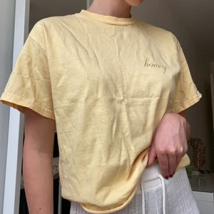 T shirt - Snygg gul t shirt, perfekt till sommaren! :)